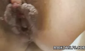 در سمت راست پیاده رو بوته ای را سکسی با عکس گرفت و پیشنهاد سوار شدن را داد