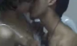 دو دوست دختر پسری را که بسته بود پاره کردند و آنها را داستان سکسی با تصویر کارتونی لعنتی کردند