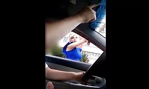 یک دانش آموز جوان برای هر پنج نفر و معلمش تصاویر سکشی آماده است