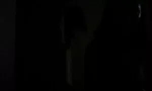 ژیمناستیکی که از انعکاس بدن برهنه قدردانی می کند ، تصویر سکس کردن پاهایش را می کشد