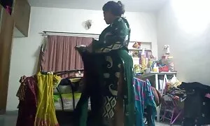 او به خودش گفت که به خاطر کار تصویر زن سکسی بد کارگردان را کتک بزنی