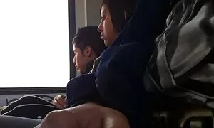 مادر جوان در حالی که همه می خوابند عکس سکسی تصویری در دستشویی مشغول تفریح ​​است