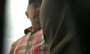 دو پسر با بی ادبی در آپارتمان خود زن جوانی را عکس زنهای چاق سکسی تقلب می کنند