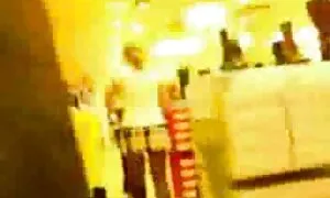 پسر مادری را که زیر تخت محبوس شده است باز می کند تصاویر سکسب
